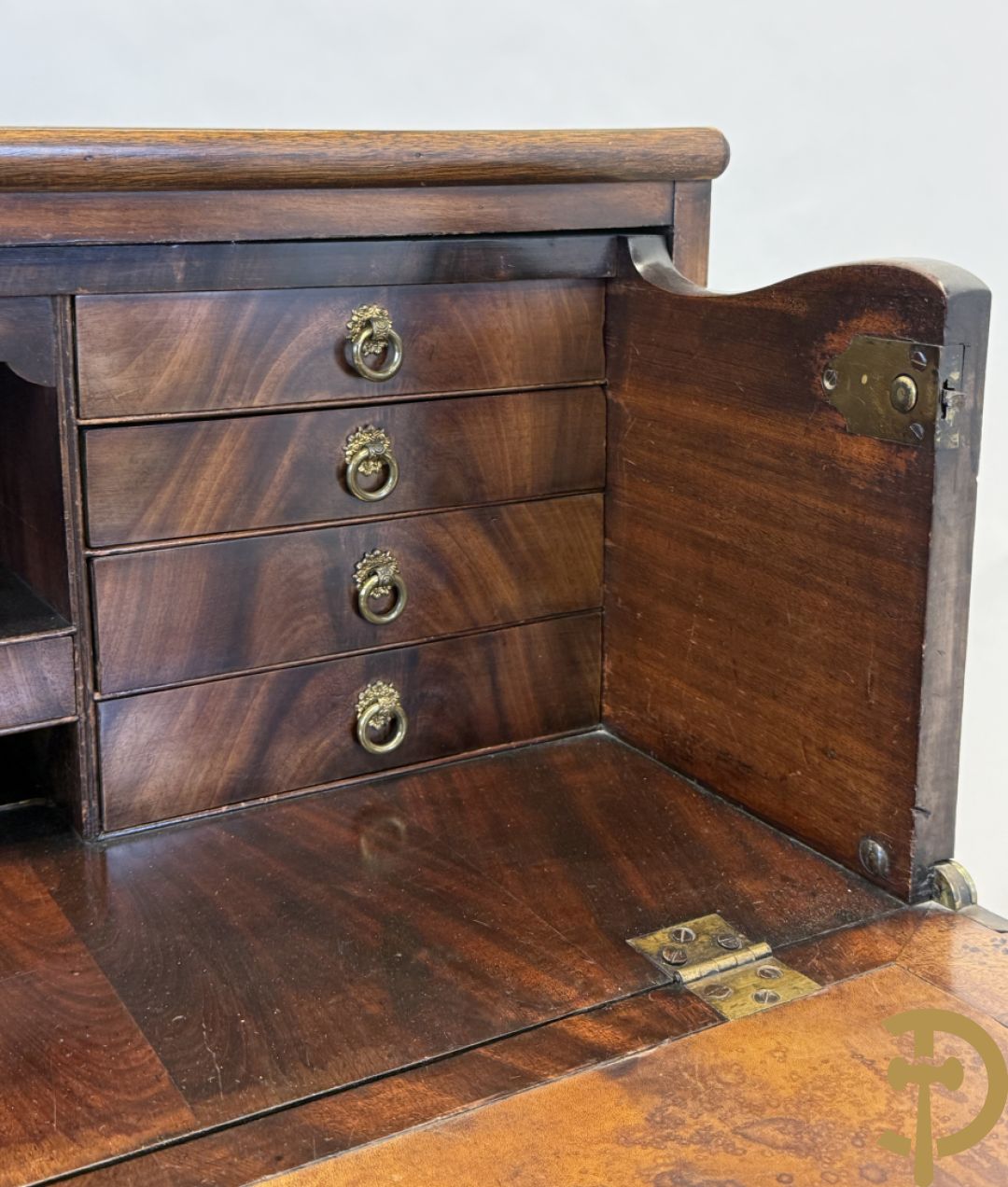 Engelse mahoniehouten tweedeursdresse met ingebouwde secretaire bovenaan