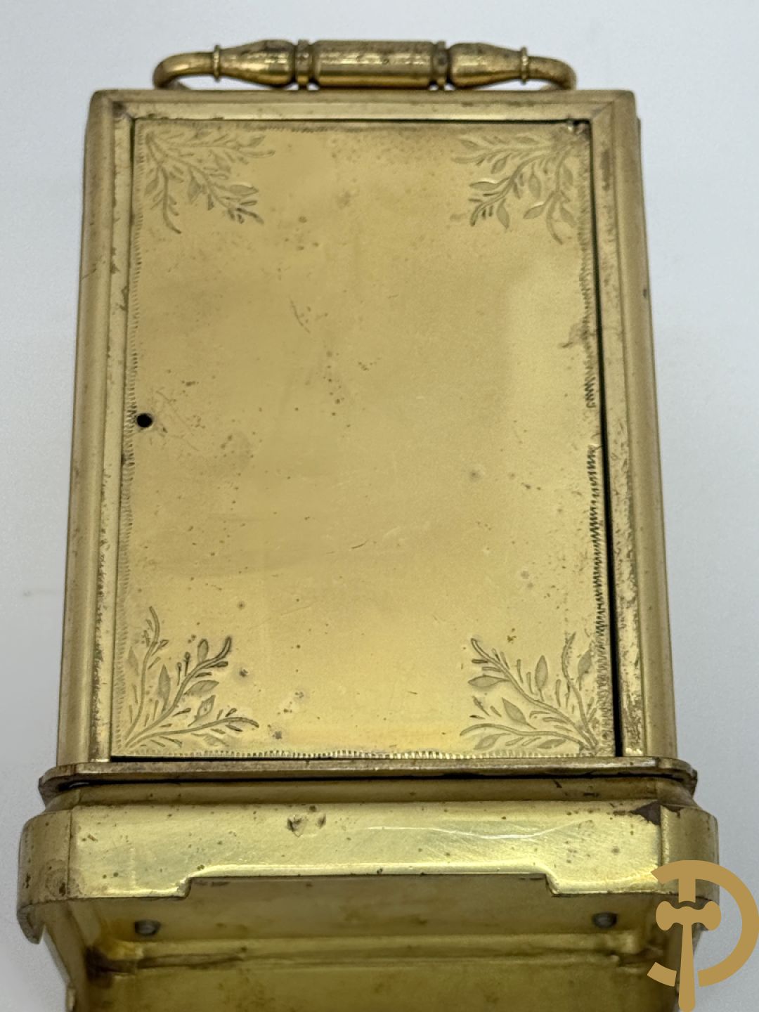 Koperen reiswekker bezet met handbeschilderde porseleinen plakkettes met romantisch decor