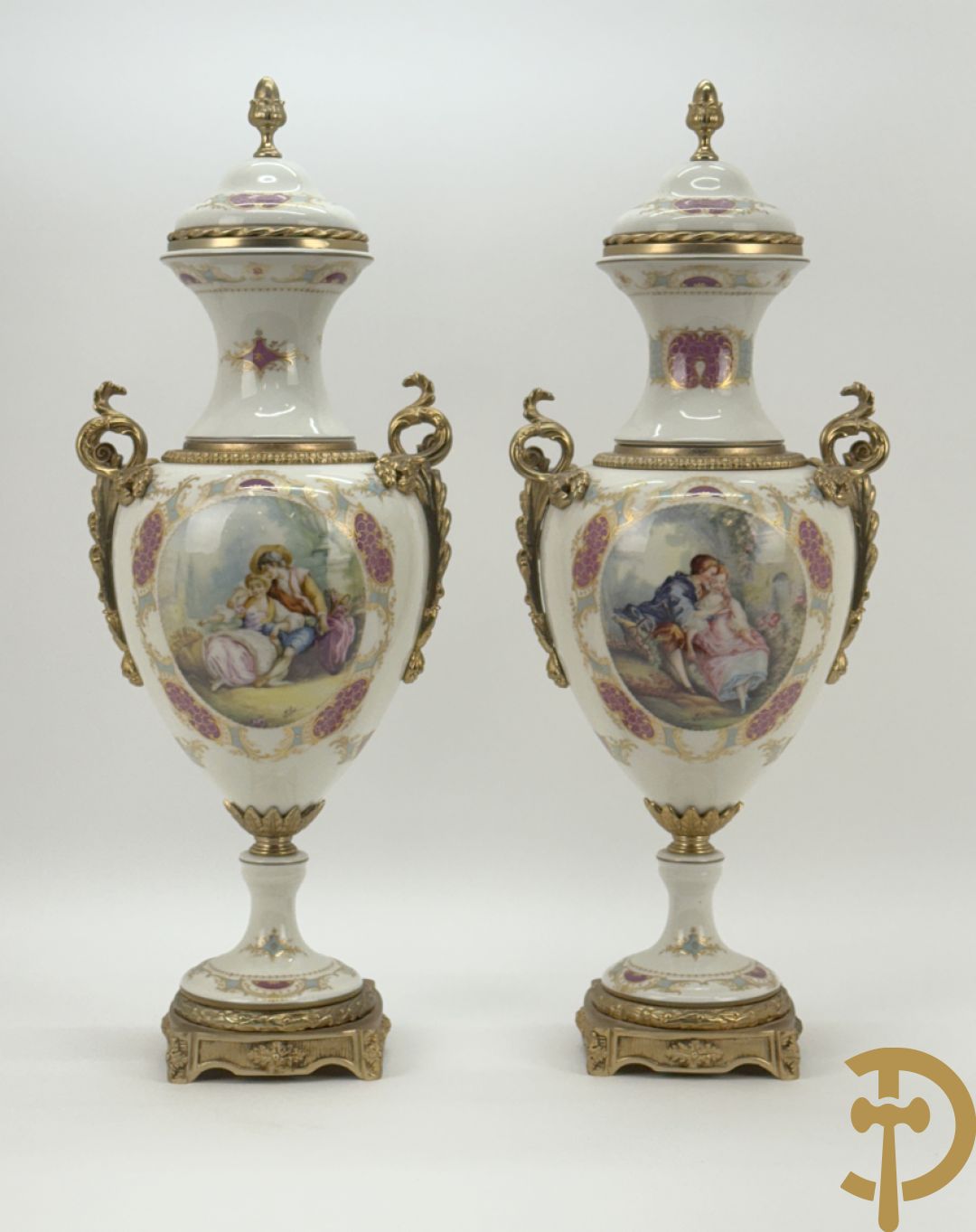 Paar porseleinen Sèvres stijl dekselpotiches met dubbel bedrukt romantisch decor en bezet met bronzen ornamenten