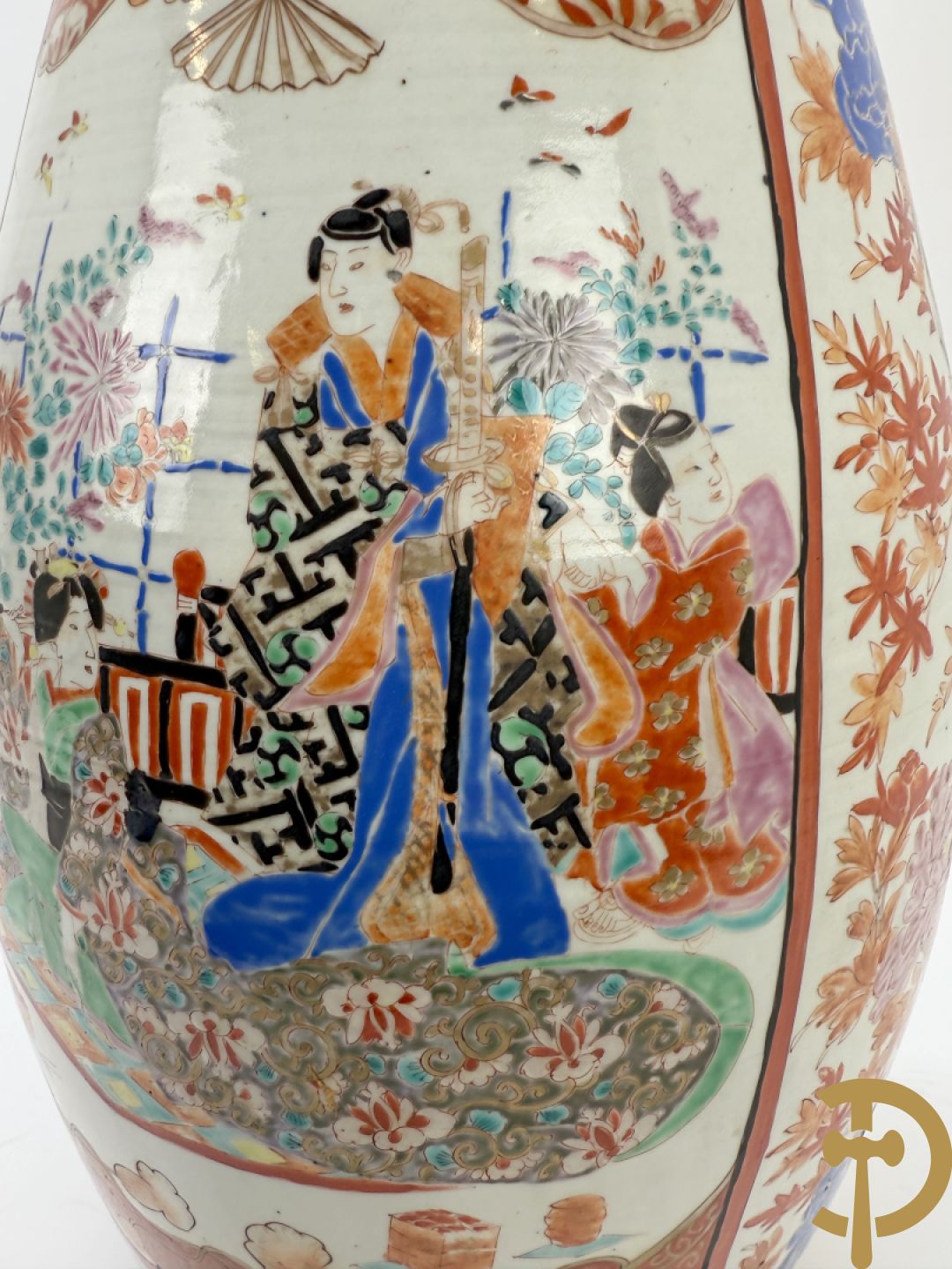 Paar Japanse porseleinen waaiervazen met bloemen en geanimeerd decor