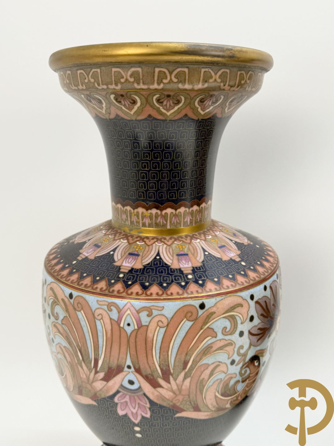 Paar ballustervormige cloisonévazen met decor van vogels en bloemen - op houten sokkel + paar kleine cloisonévazen met vogel en bloemendecor - op houten sokkel