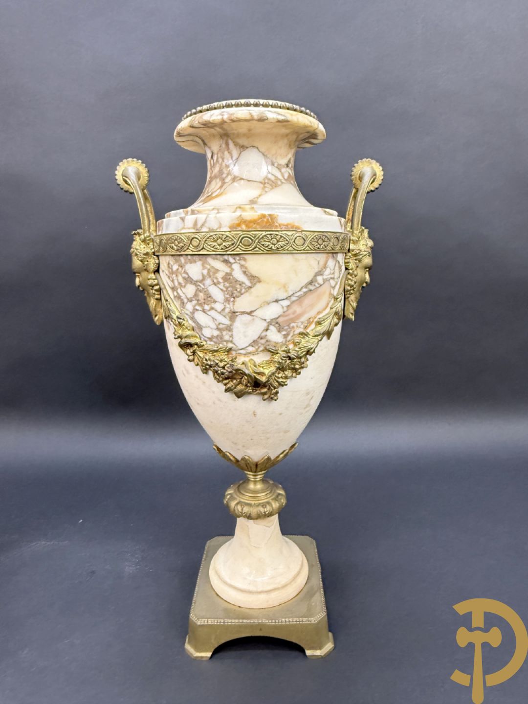 Paar marmeren cassolettes met hermenhoofden en guirlandes