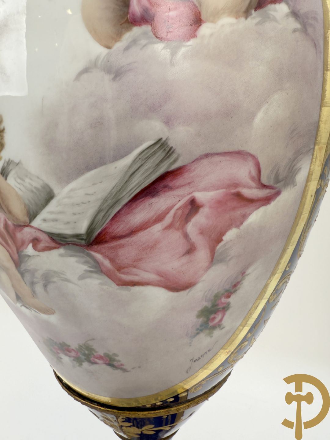 Paar Sèvres stijl vazen met bronzen oren en éénzijdig decor van cupido