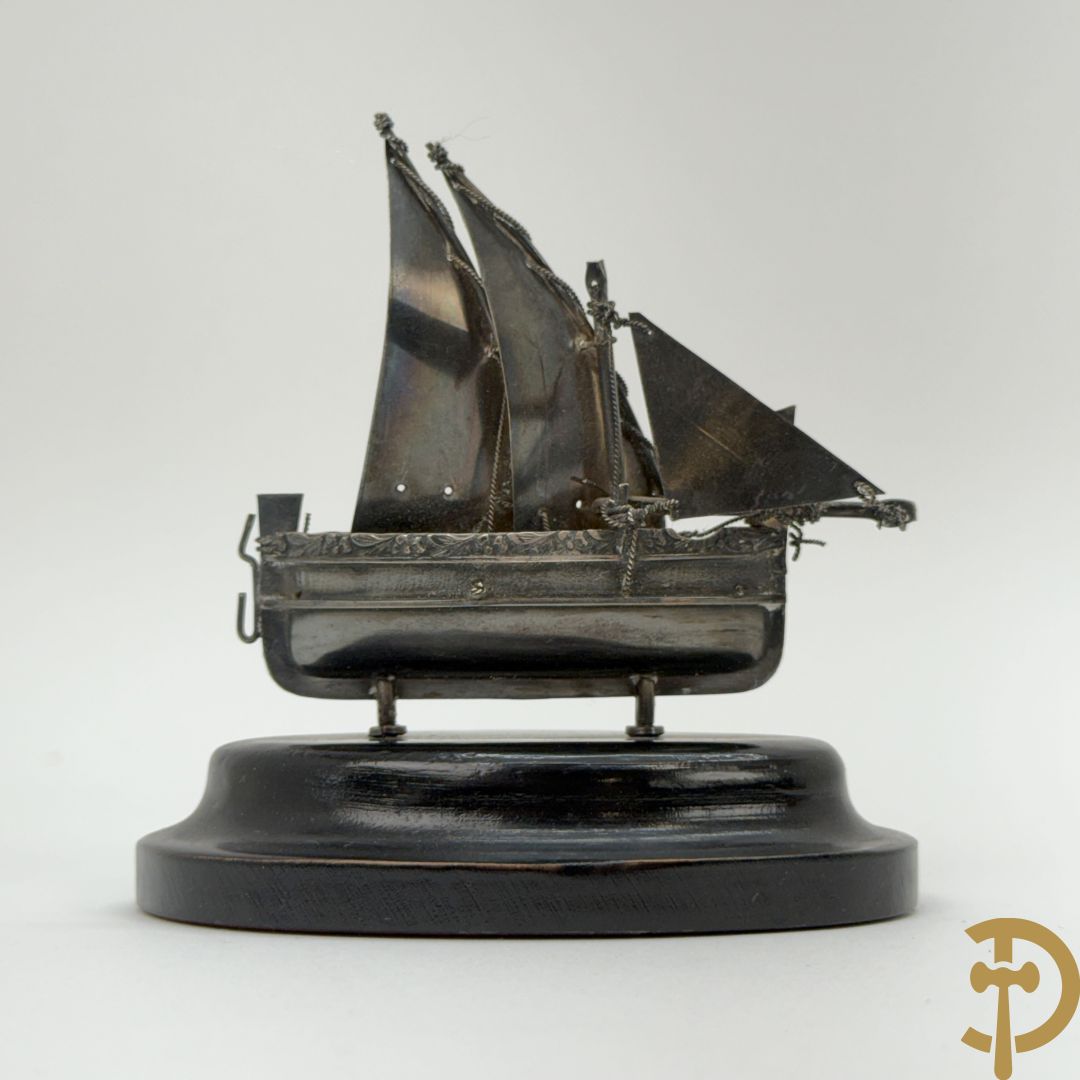 Massief zilveren zeilbootje op houten sokkel
