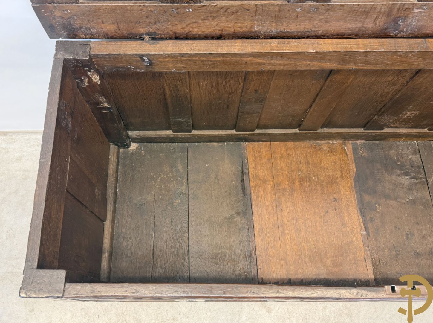 Massief eiken Engelse panelenkoffer, 18e