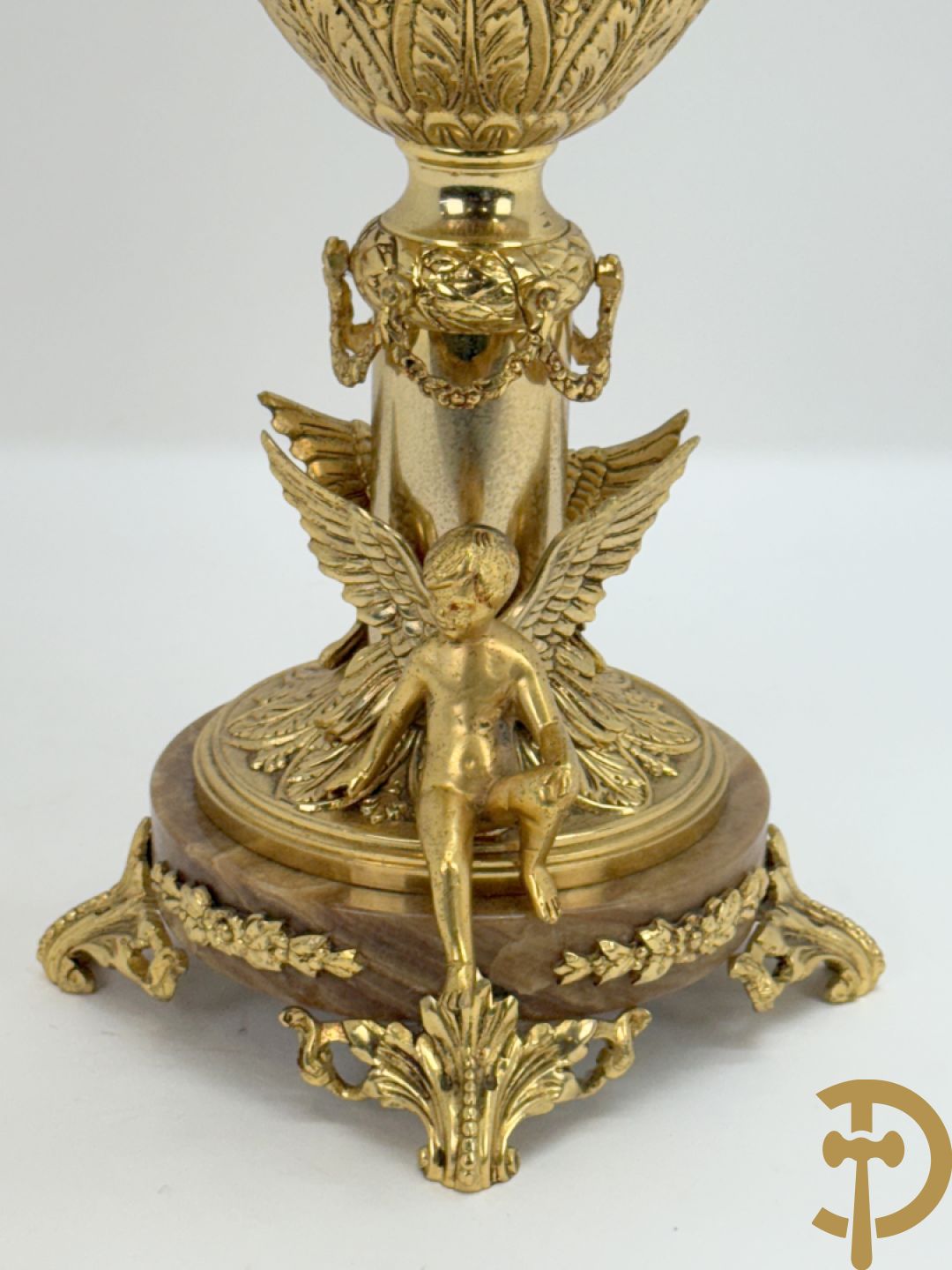 Vuurvergulde bronzen amfoorvaas met basrelief van dame en bezet met cupido