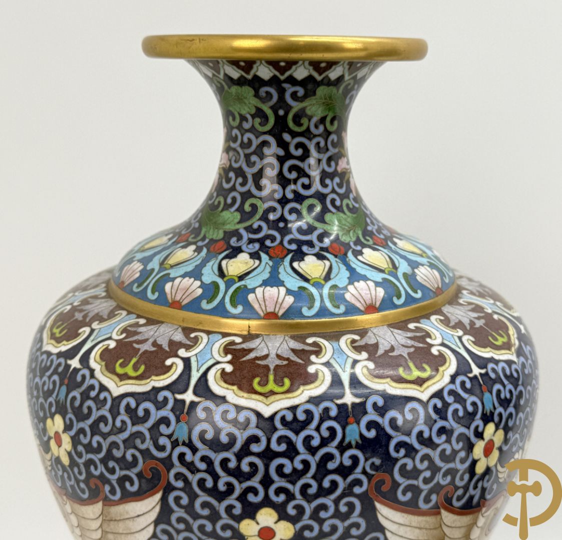 Paar cloisoné vazen met bloemen- en vogeldecor