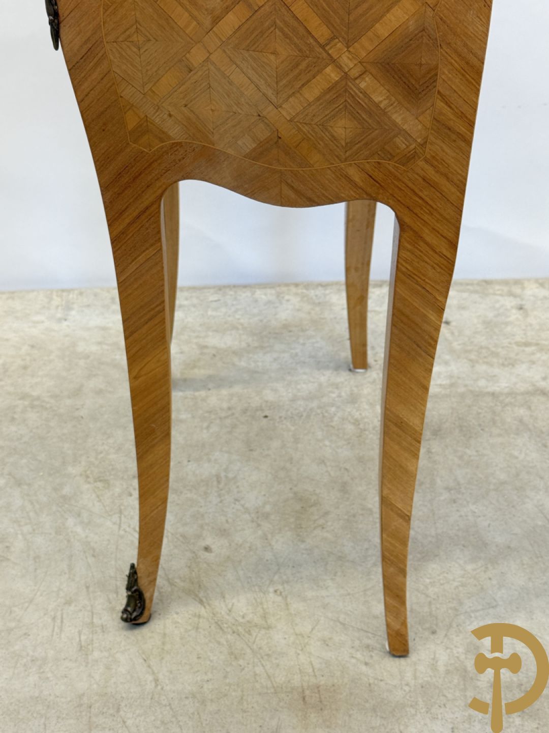 Paar notelaren bijzetkastjes met 2 lades en bezet met bronsbeslag, bovenaan met marmeren blad, op voluutvormige poten