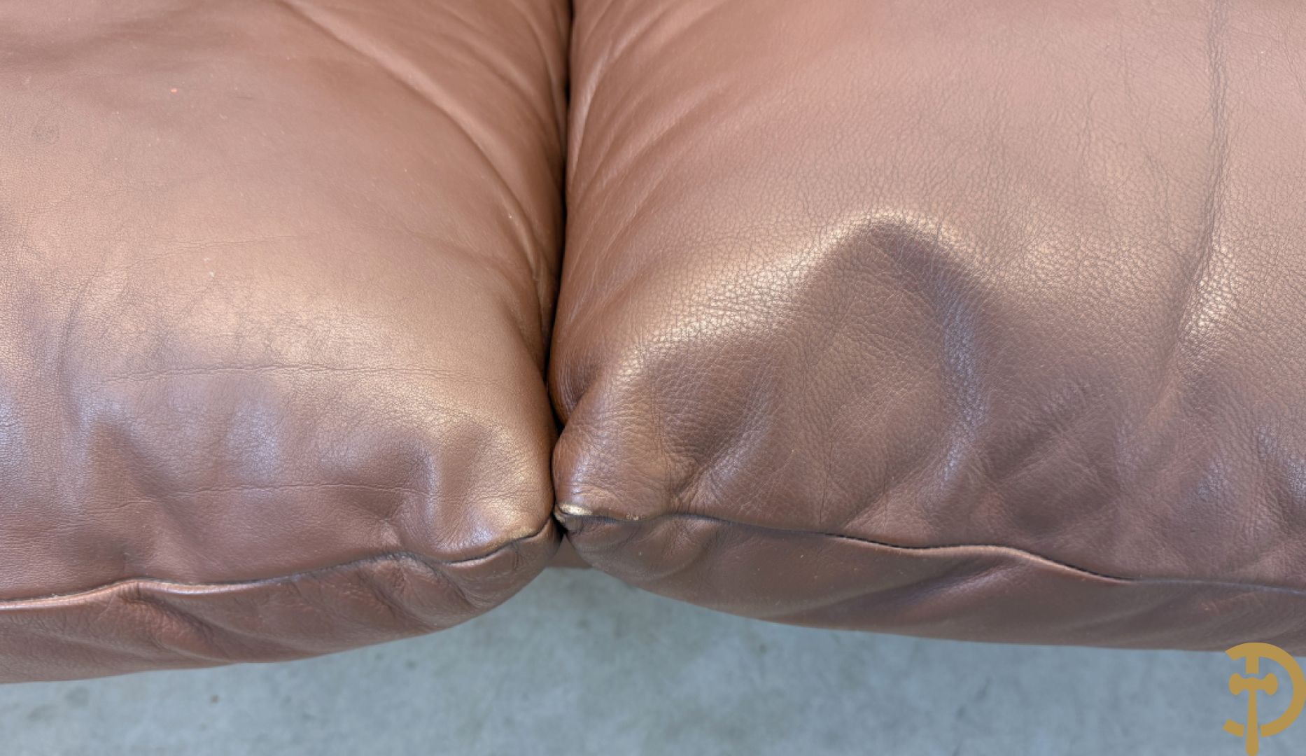 Paar bruin lederen canapé