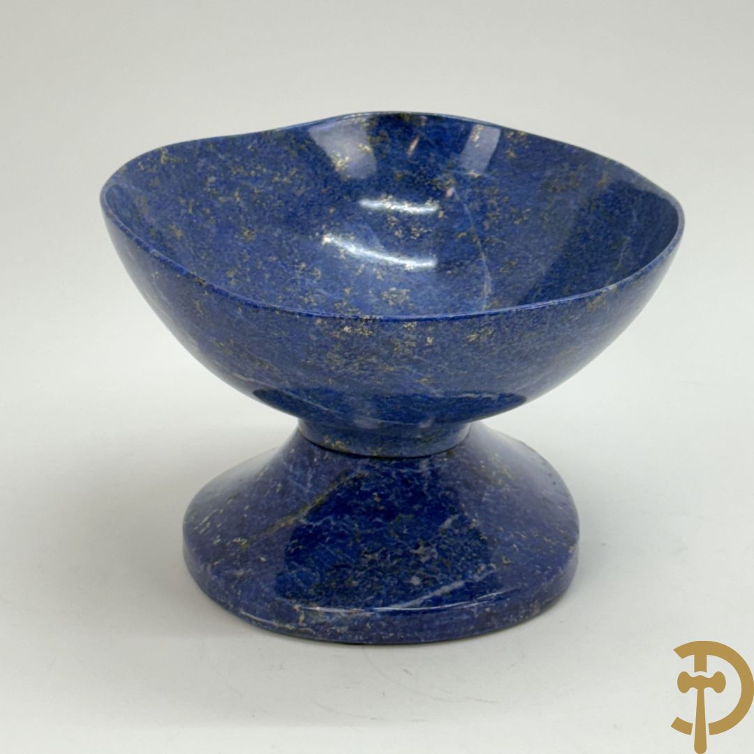 Wolf Helmut (getekend onderaan) twee ledige gepolierde schaal/bowl op voet van halfedelgesteente lapis lazuli met golvende rand onder getekend WOLF H. (Steinbildhauer, Edelsteingestalter, aus Kirschweiler, Idar-Oberstein) - (nieuwprijs 20.000 €)