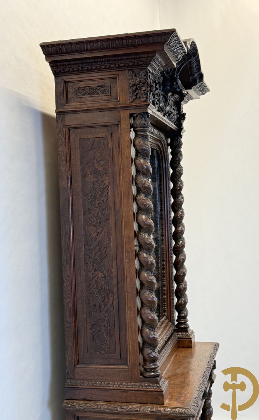 Massief eiken jacht deux-corps, bovenaan met vitrine, zijdelings met getorste zuilen, onderaan met sculptuur van everzwijn en eikebladranken