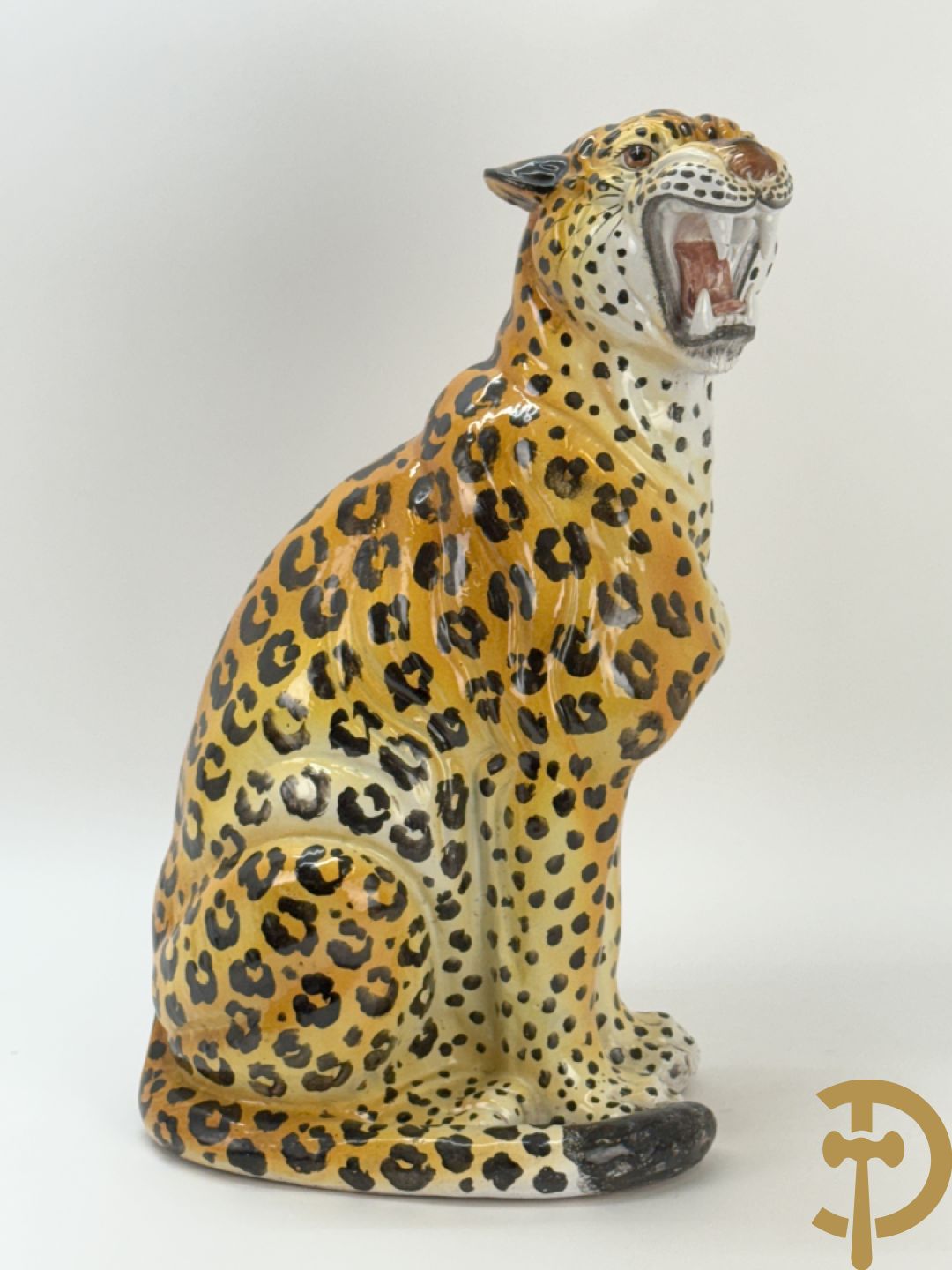 Vintage luipaard in meerkleurig geglazuurde faience met opengesperde bek