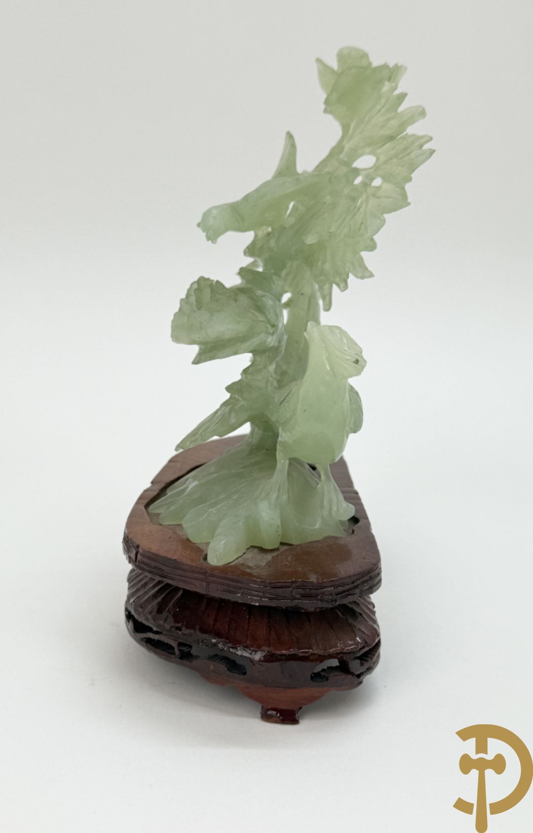 Drie jade sculpturen van vogels met bloemen op sokkel