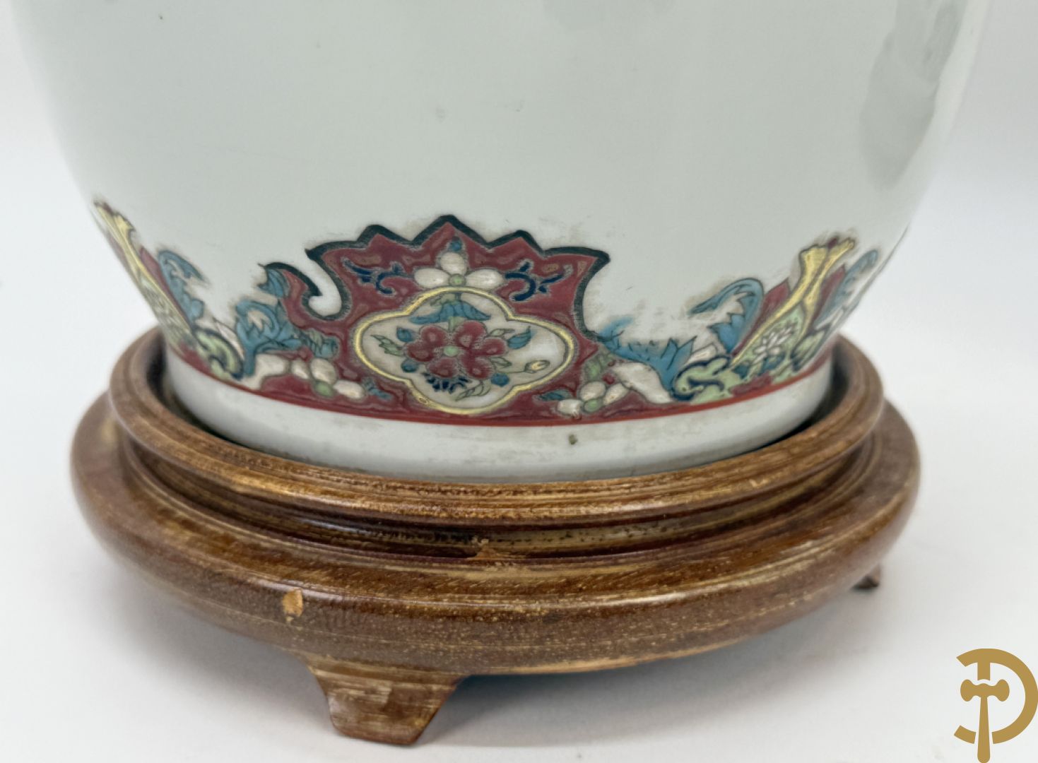 Paar porseleinen Chinese vazen met decor van personages en Chinese tekens, handgekleurd