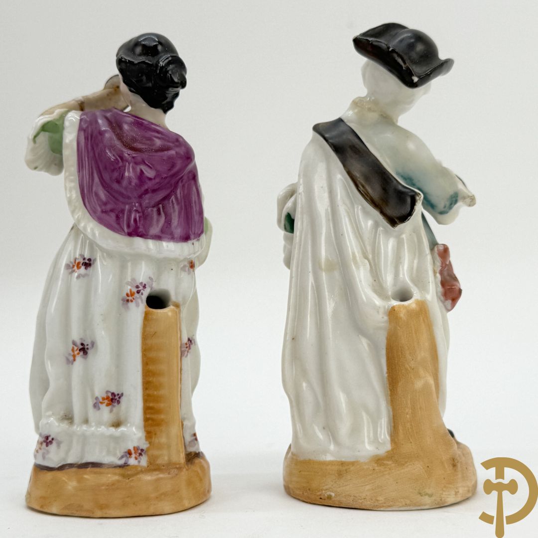 Twee Engelse meerkleurige keramieken sierstukken met personages + vier koppels Engelse biscuits + waterdrager in Royal Dux + 2 houtsculpturen