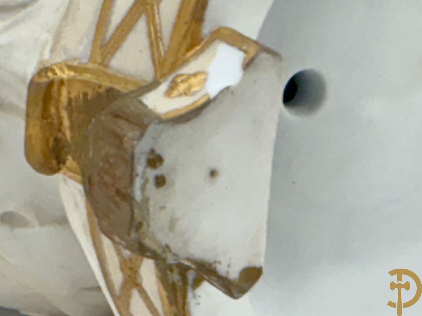 Biscuit beeld met leeuwen trekkende een open koets, getekend onderaan