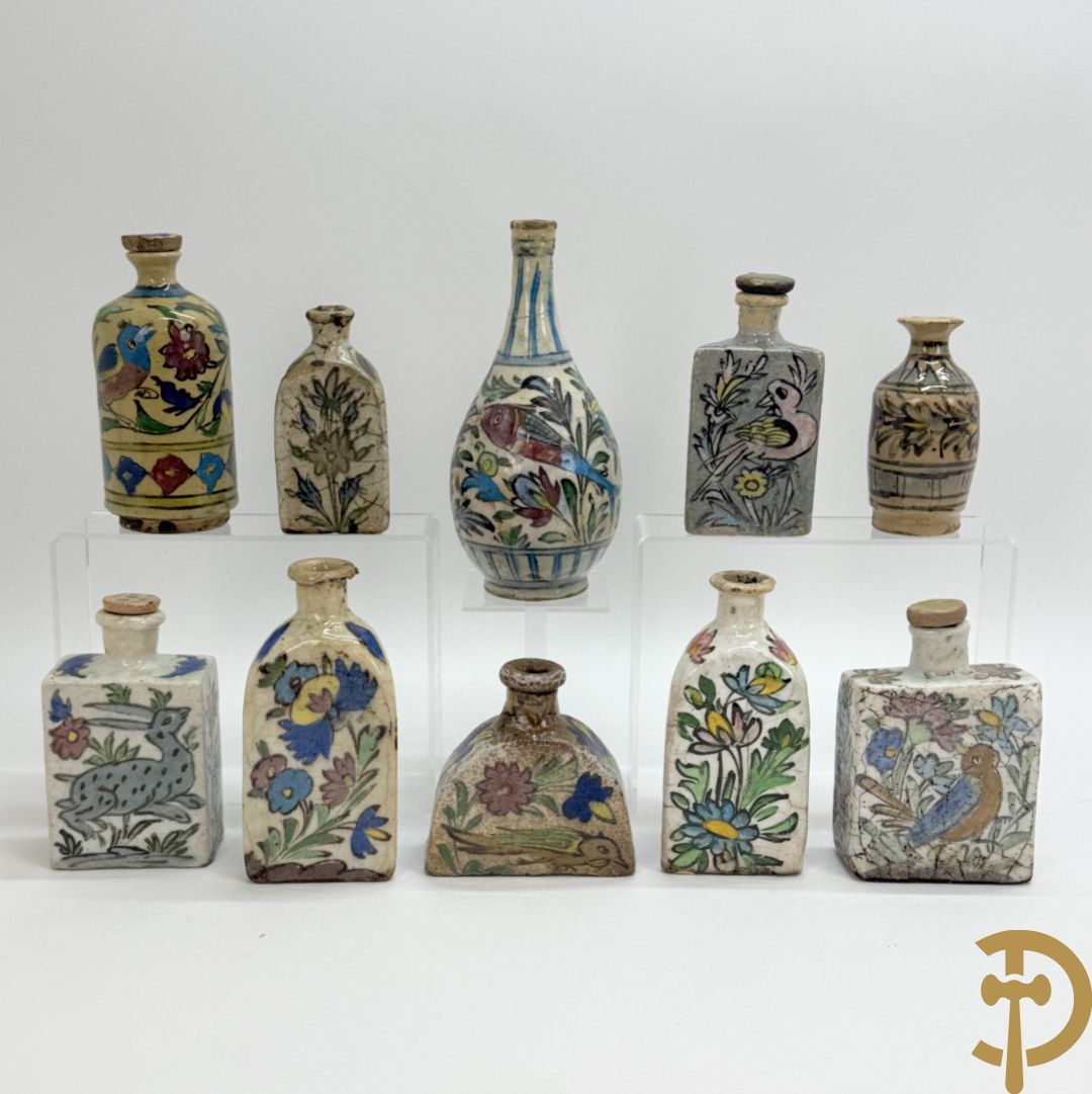 10 meerkleurige geglazuurde keramieken flesjes met decor van bloemen-en dierenmotieven, Iznik