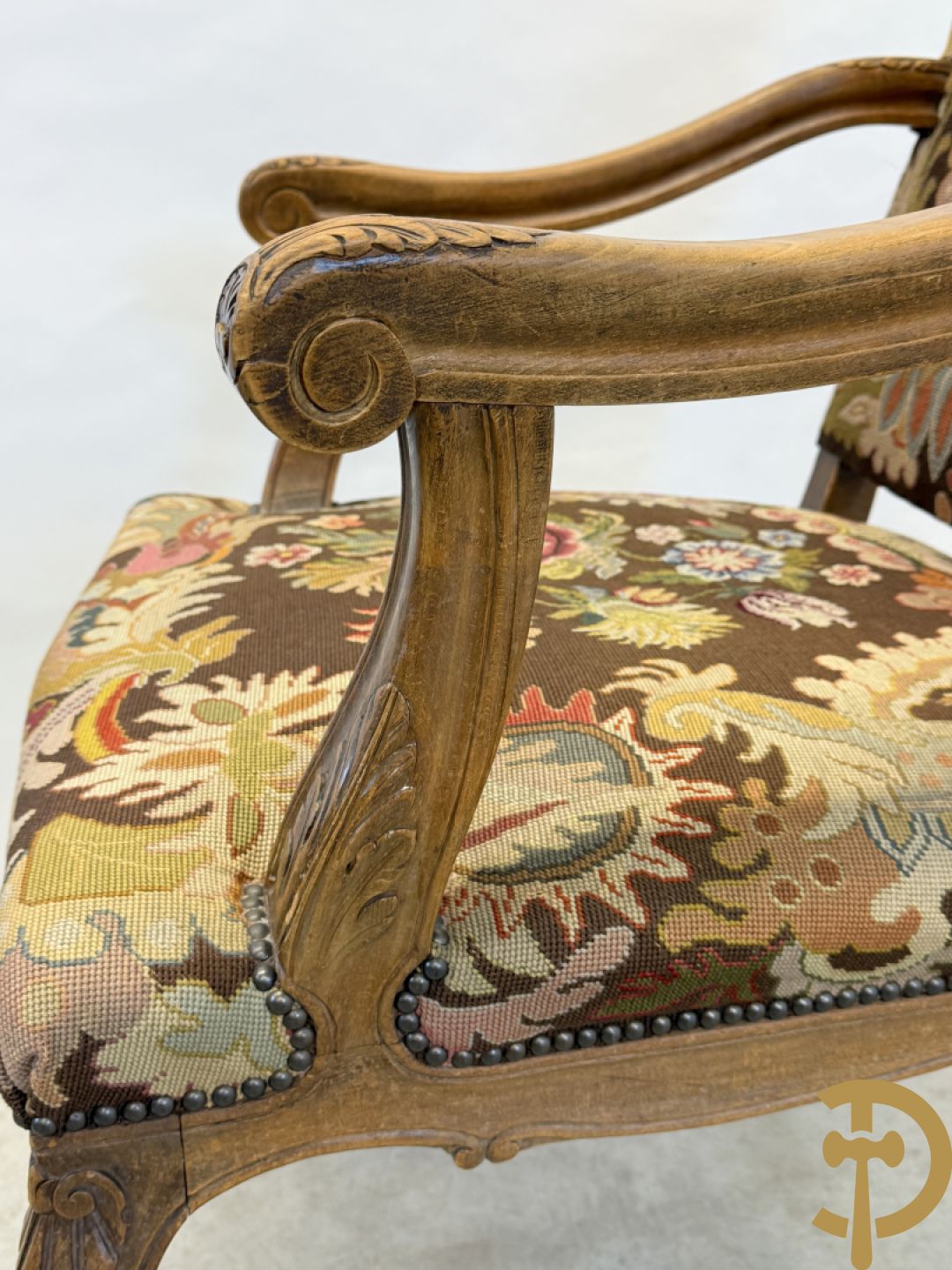 Armzetel Louis XIV met petit points + voetbankje