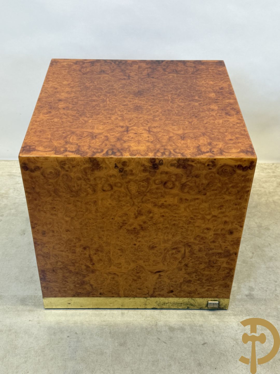 Wortelnotehouten sokkel, Mahay J.C. getekend + poef op koperen onderstel + 3 cigognetafels