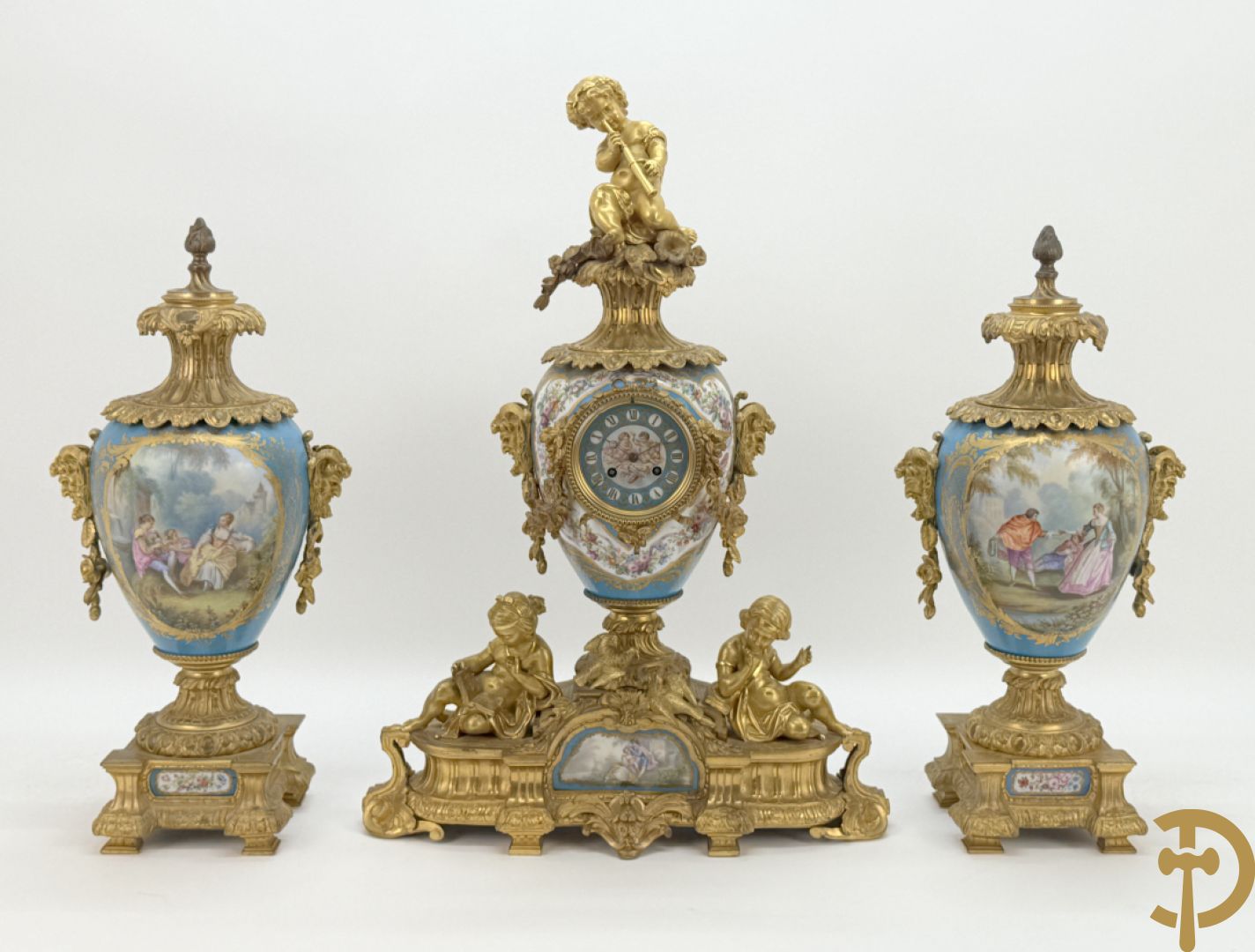 Driedelige bronzen Franse garnituur bezet met cupido