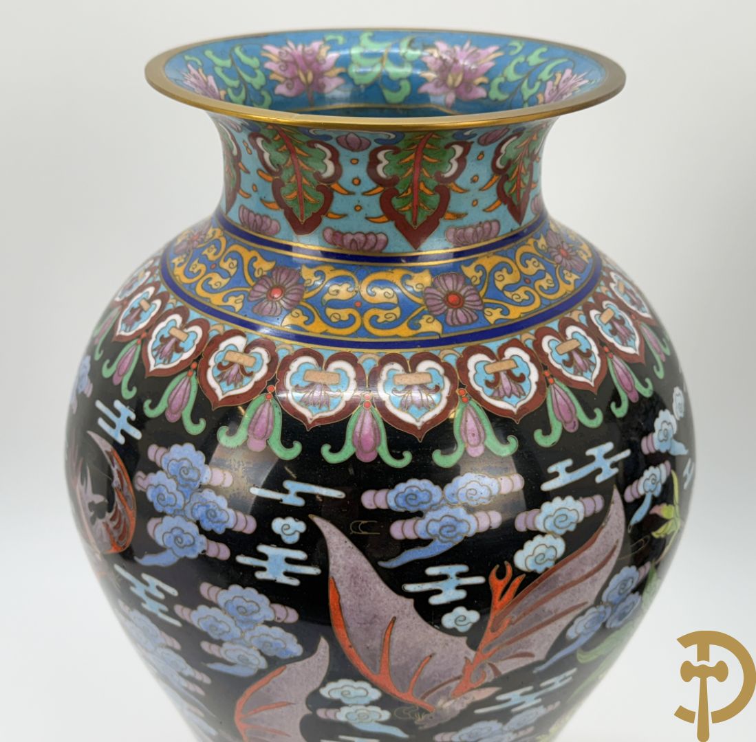 Paar cloisonévazen met bloemen en vogeldecor op zwarte fond - op houten sokkel