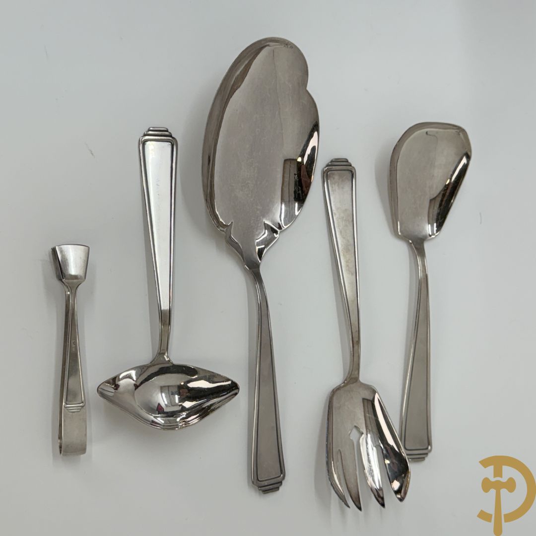 Massief zilveren bestek in koffer, gemerkt AWS 800, bestaande uit 12 vorken, 12 lepels, 12 messen, 12 dessertvorken, 12 dessertlepels, 12 dessertmessen, 12 koffielepels en 12 taartvorkjes + 12 verzilverde  visvorken en vismessen gemerkt Wello + verzilverde soepscheplepel gemerkt Wellner 90