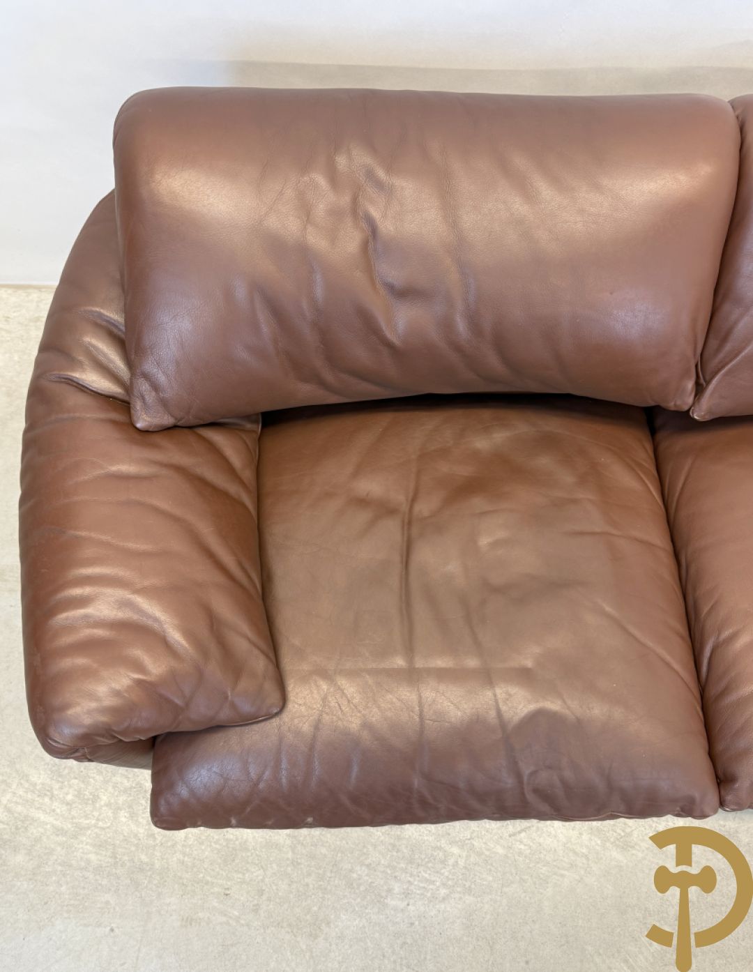 Paar bruin lederen canapé