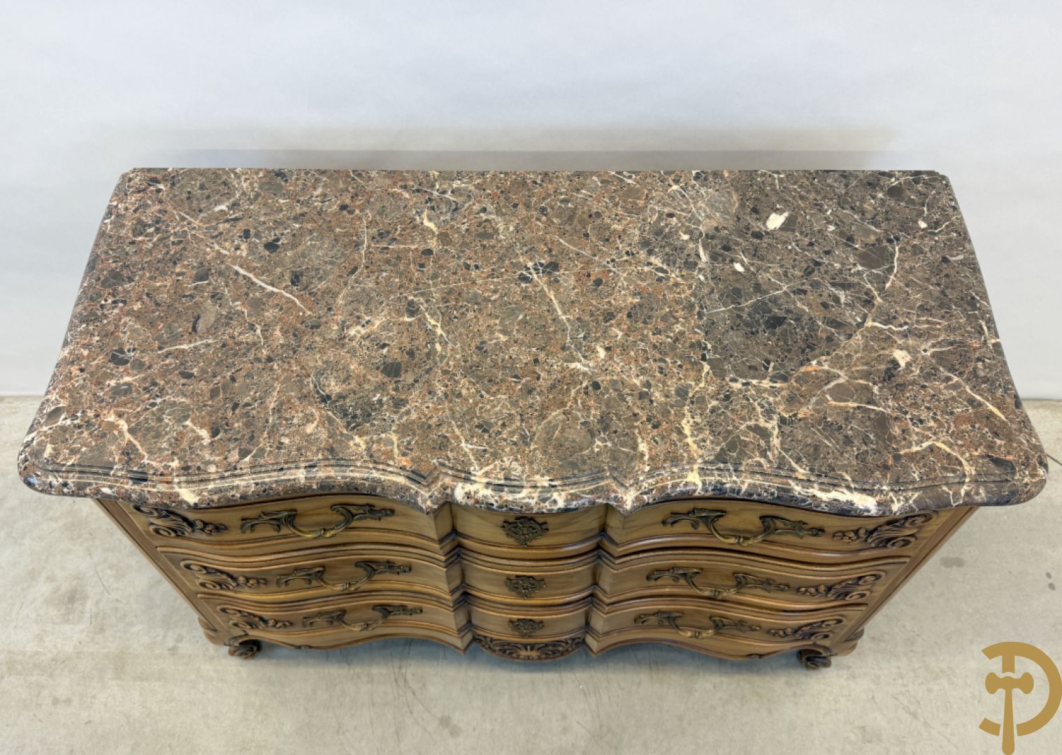 Notelaren drieladencommode met accanthusranken en rocailles, met marmeren blad, op voluutvormige poten