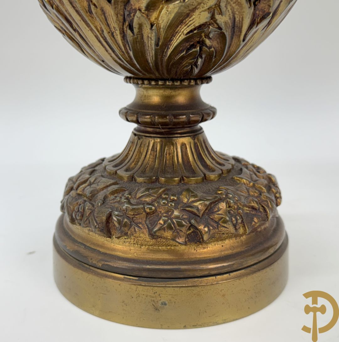 Paar bronzen schenkkannen met basrelief van putti en accanthusranken