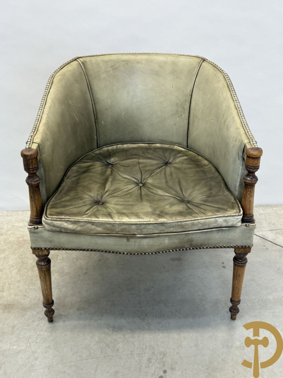 Twee kuipvormige lederen bergères