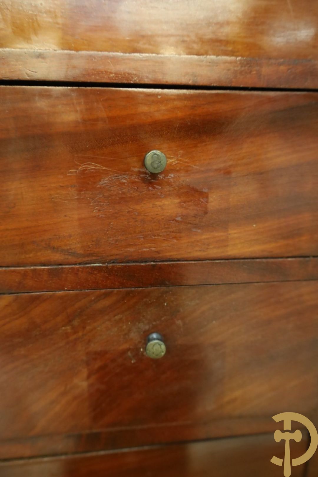 Imposant notelaren cilinderbureau met bovenbouw met ingemaakte lades, cilinderklep en uittrekbaar schrijfblad - drie deuren onderaan - 19e