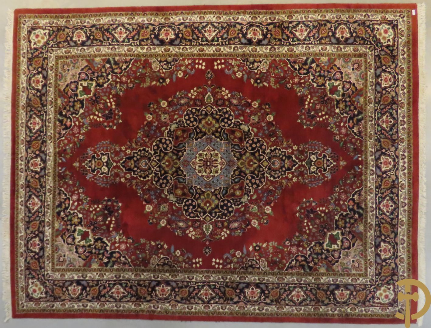 Oosters handgeknoopt tapijt met centraal medaillon en bloemenmotieven op rode fond, Tabriz