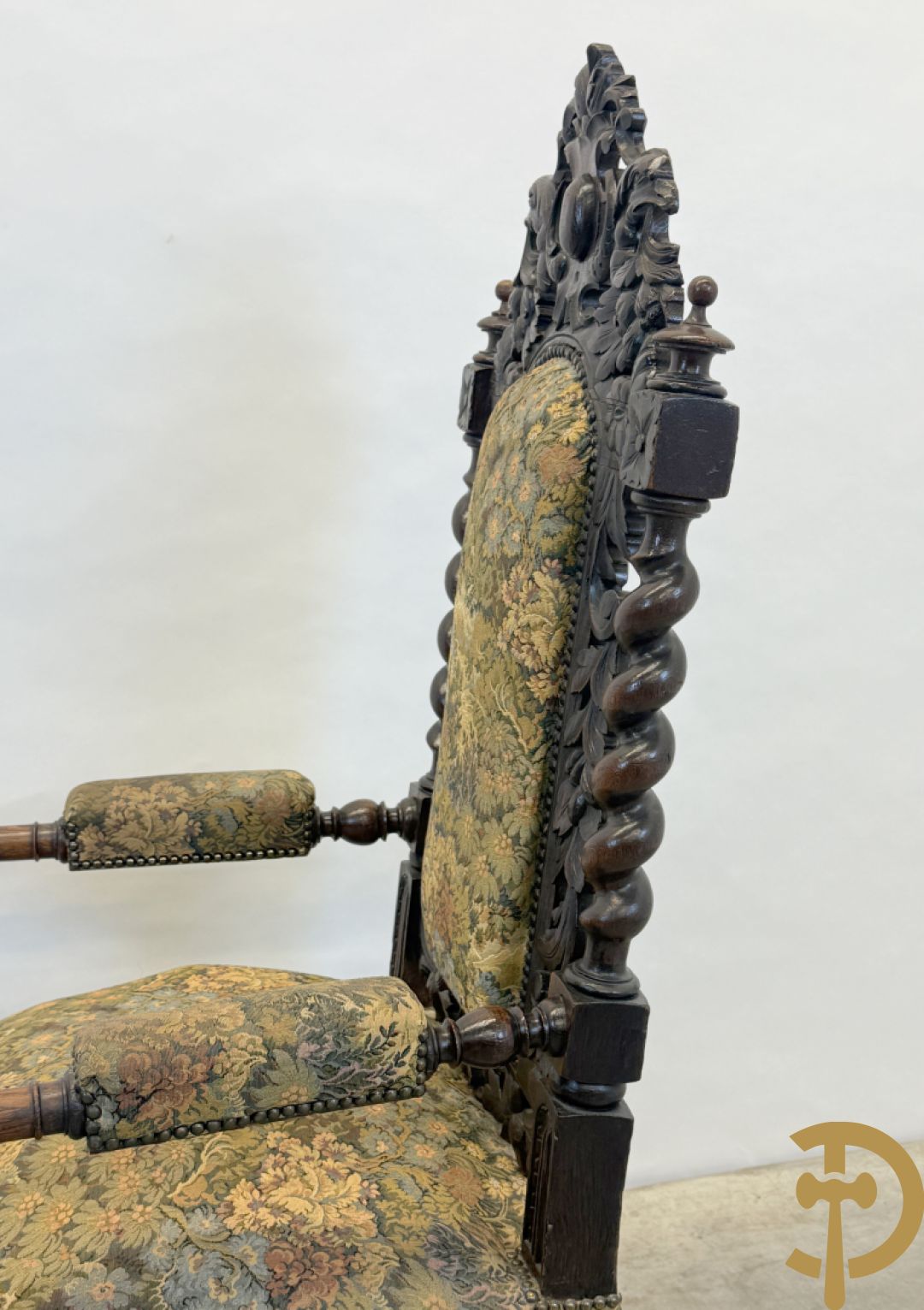 Paar massief eiken jacht armzetels met sculptuur van bladranken en vogelmotieven