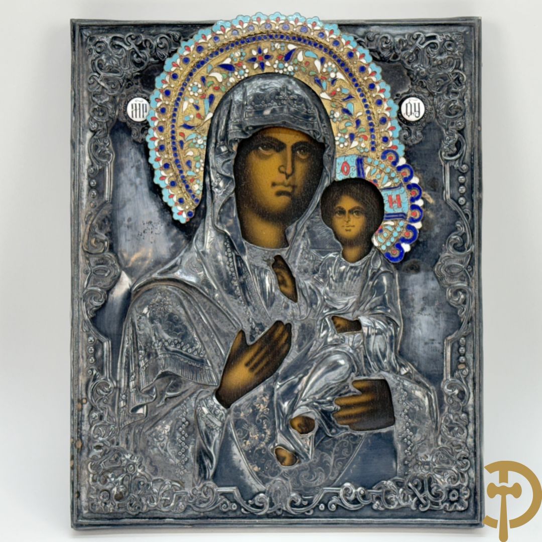 Ikoon met voorstelling van Madonna met kind en verzilverde rizza bezet met email