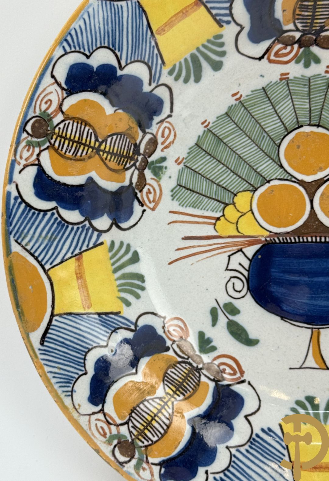 Paar Delftse meerkleurige pauwenstaartbordjes, achteraan gemerkt