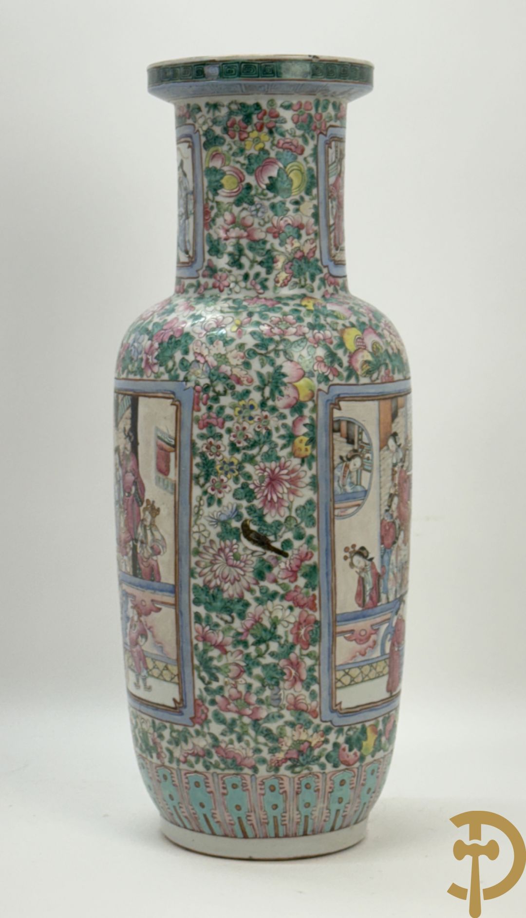 Chinese porseleinen vaas met geanimeerd decor en fond van bloemen, Kanton 19e