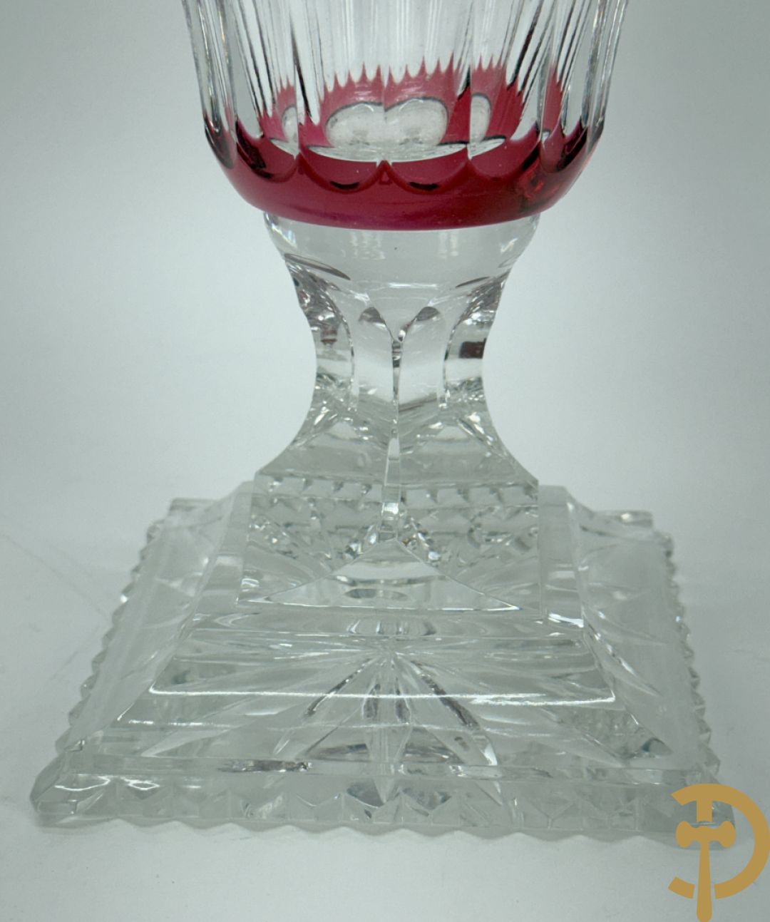 Paar rood kristallen geslepen Boheemse vazen met bloemendecor