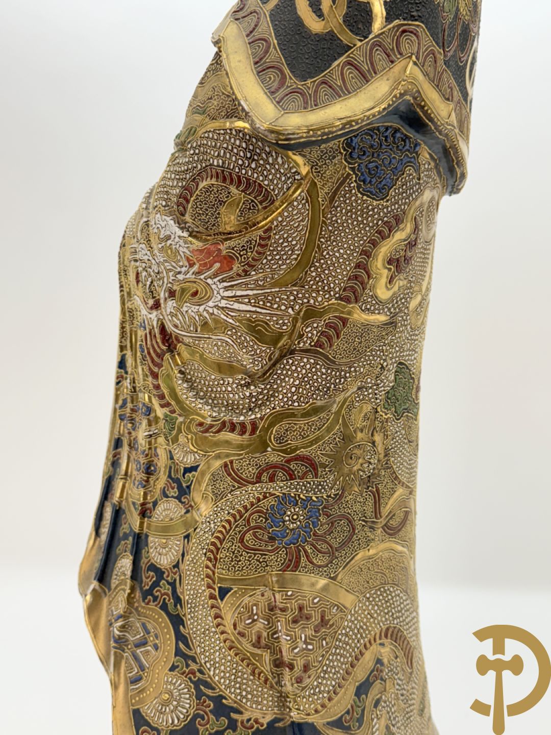 Grote staande Kwan Yin in Japans Satsumat porselein