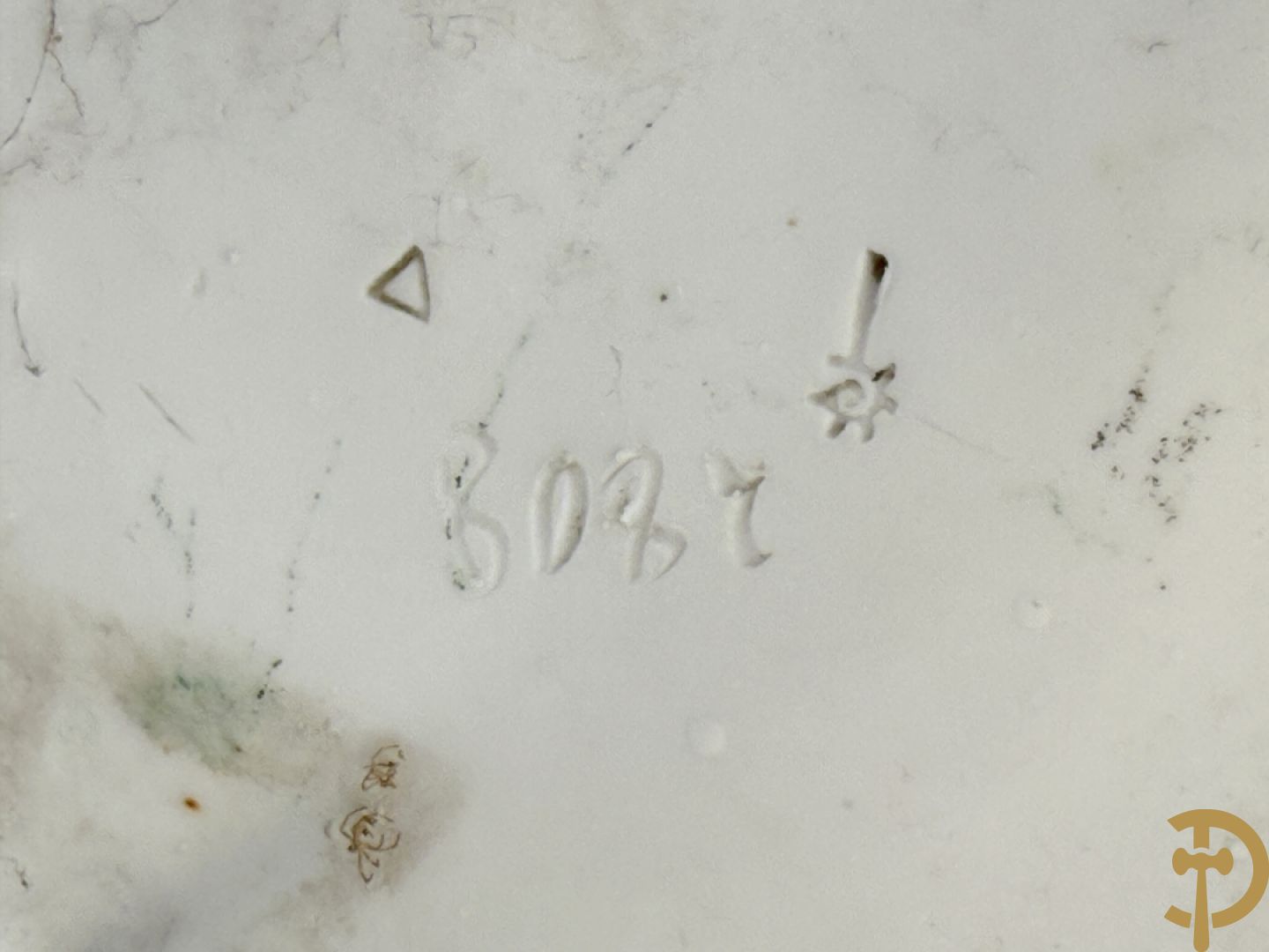 Ongetekend, witte biscuit van jongen en meisje bij boomstronk