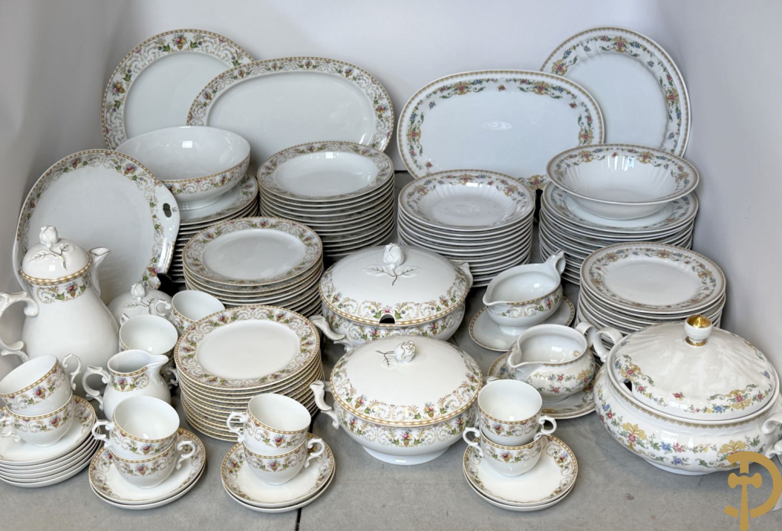 Porseleinen eetservies met bloemendecor, Eschenbach + Porseleinen eet- en koffieservies met gebloemde rand, Fürstenberg