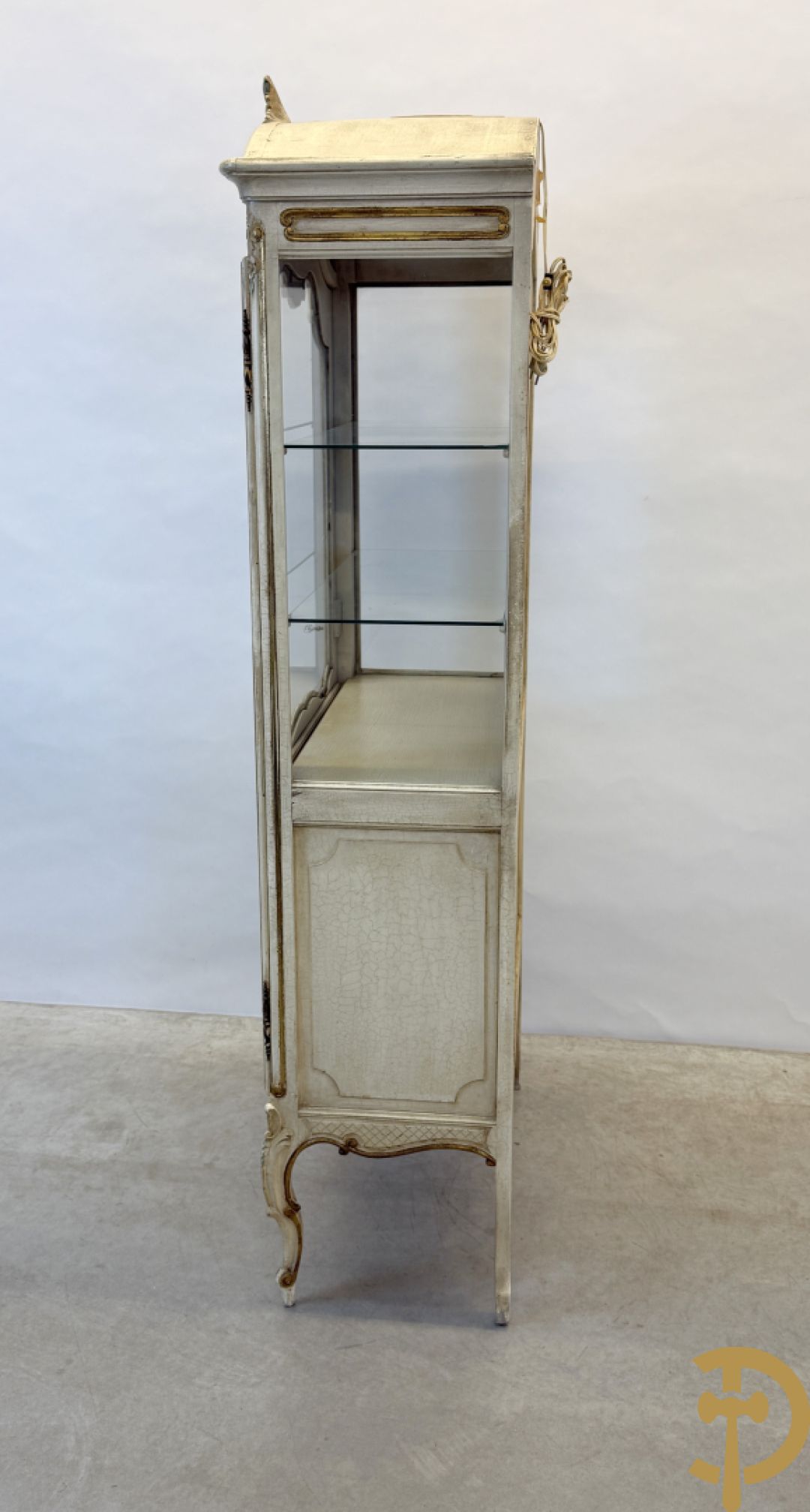 Gemonochromeerde Louis XV vitrine met basrelief van romantische scène