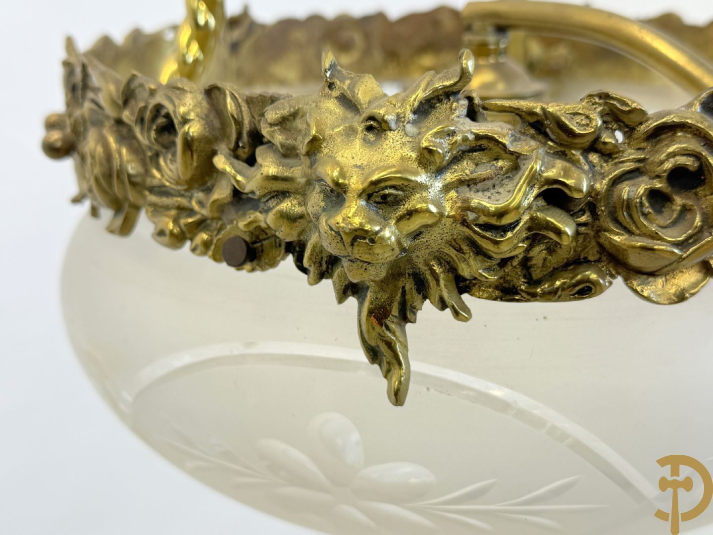 Bronzen hall lantaarn met centrale coupe bezet met bloemen- en dierenkoppen