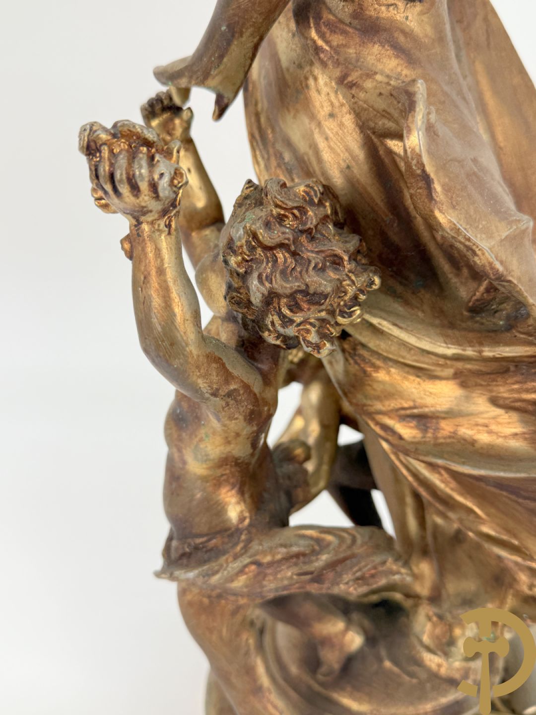 POITE getekend - Vuurverguld bronzen beeld van dame met kinderen houdende een toorts, achteraan 5 lichtpunten