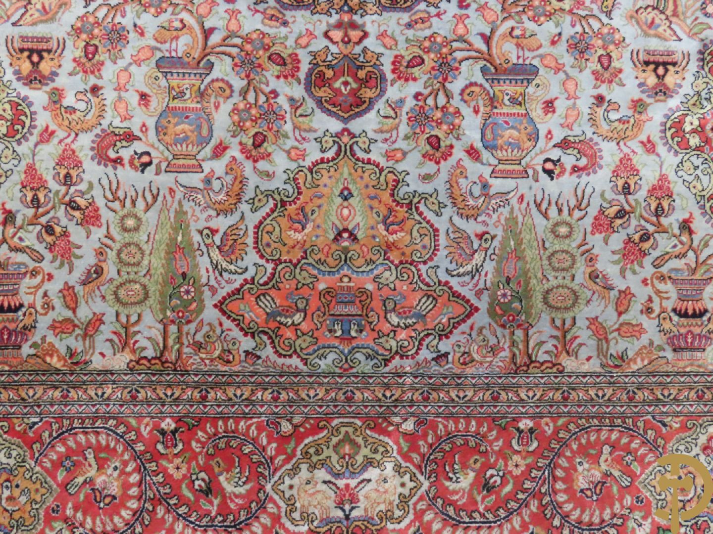 Oosters handgeknoopt tapijt zijde op katoen met bloemenpatronen, vogelmotieven en decor van amfoorvazen + Oosters handgeknoopt tapijt met decor van bloemen en amfoorvaas