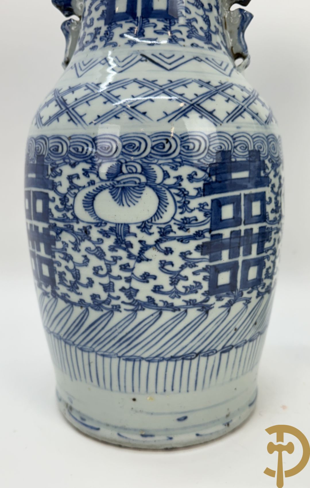 Paar blauw/witte Chinese porseleinen vazen met tekens en accanthusranken, 19e