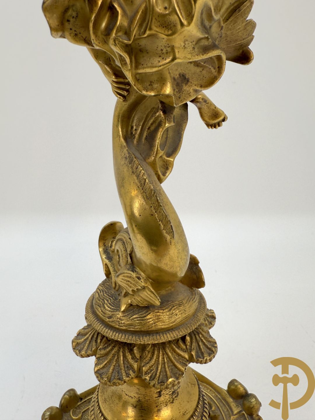 Paar bronzen kandelaars met sater en naakte dame, versierd met accanthusranken en dierenmotieven