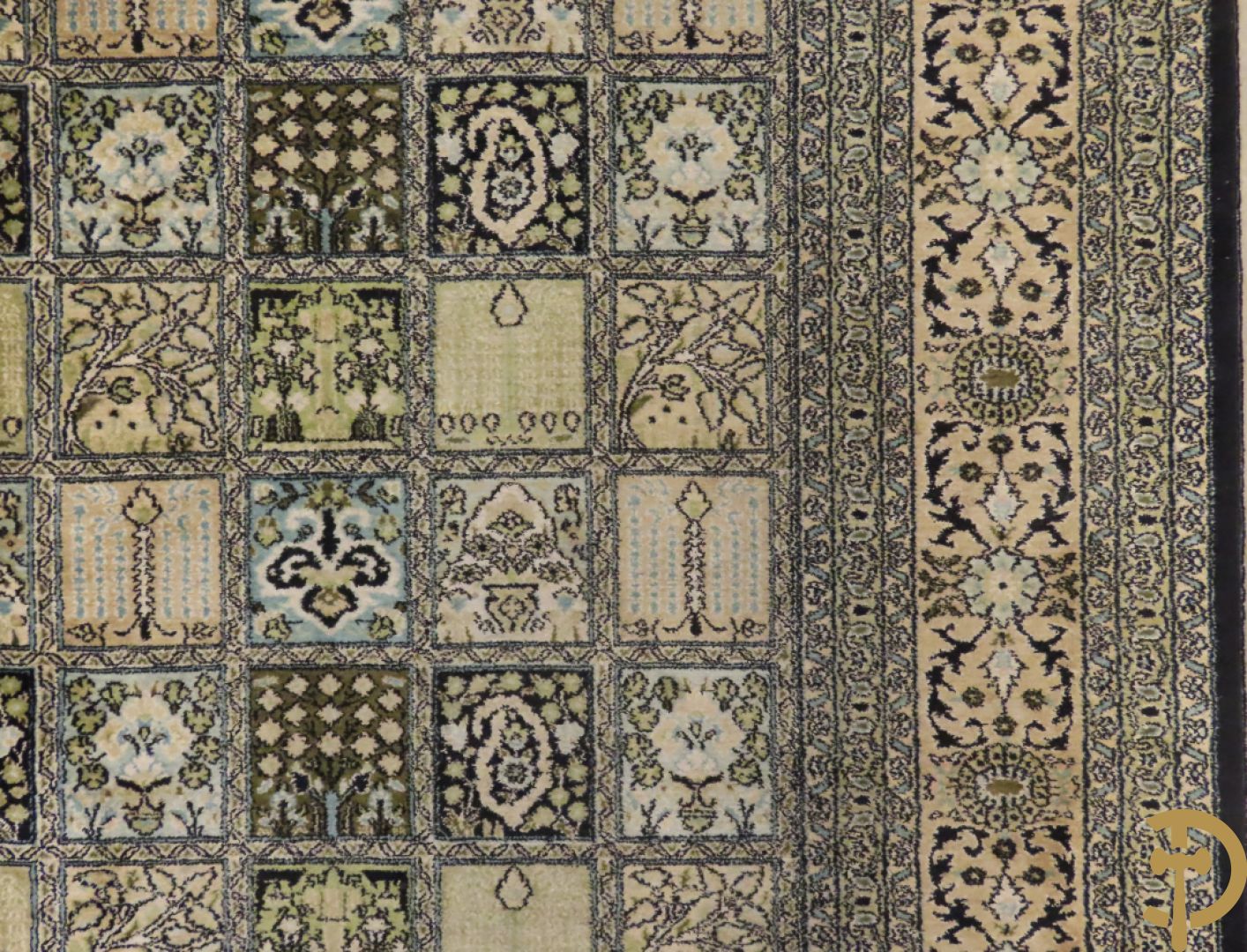 Oosters handgeknoopt tapijt zijde op katoen met patronen