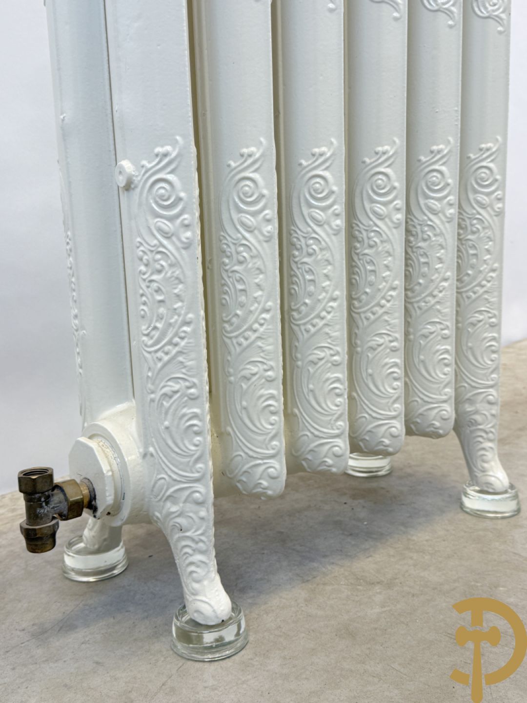 Gietijzeren Art Nouveau stijl radiator met 6 elementen op glazen pootjes - met bijhorende accessoires