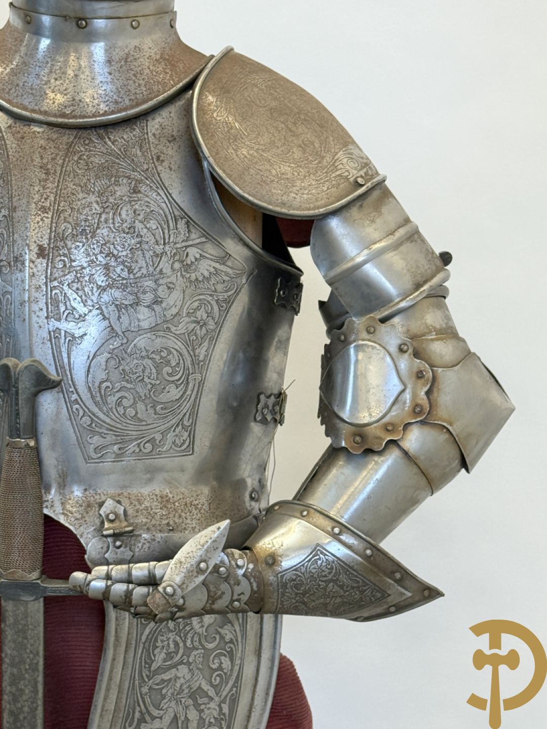 Paar ijzeren decoratieve harnassen ridderuitrusting met geciseleerde motieven op de elementen, met zwaard en ridderhelm - op statief - vermoedelijk Spaans 1930-1940