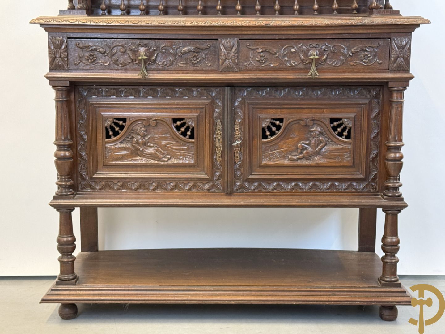 Massief eiken Bretoense eetkamer bestaande uit buffet met 3 deuren boven, 2 deuren onder, lades midden en gesculpteerde geanimeerde scènes + desserte + uittrekbare tafel + 6 stoelen + extra allonge